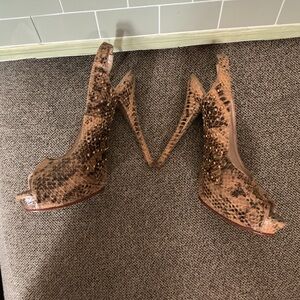 Chic Snakeskin Patterned Peep-Toe Heels